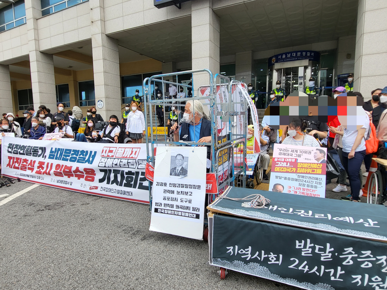 박경석 전국장애인차별철폐연대(전장연) 대표가 서울 남대문경찰서 앞에서 기자회견을 열고 발언하고 있다. 박혜원 기자