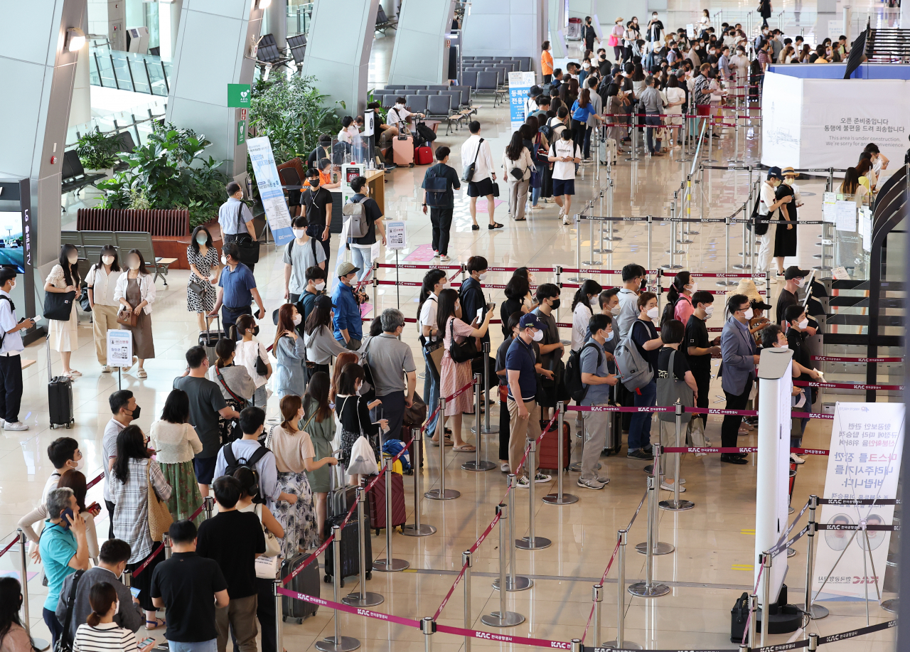 지난 19일 서울 강서구 김포국제공항 국내선 청사가 막바지 휴가를 즐기려는 인파로 붐비고 있다. [연합]