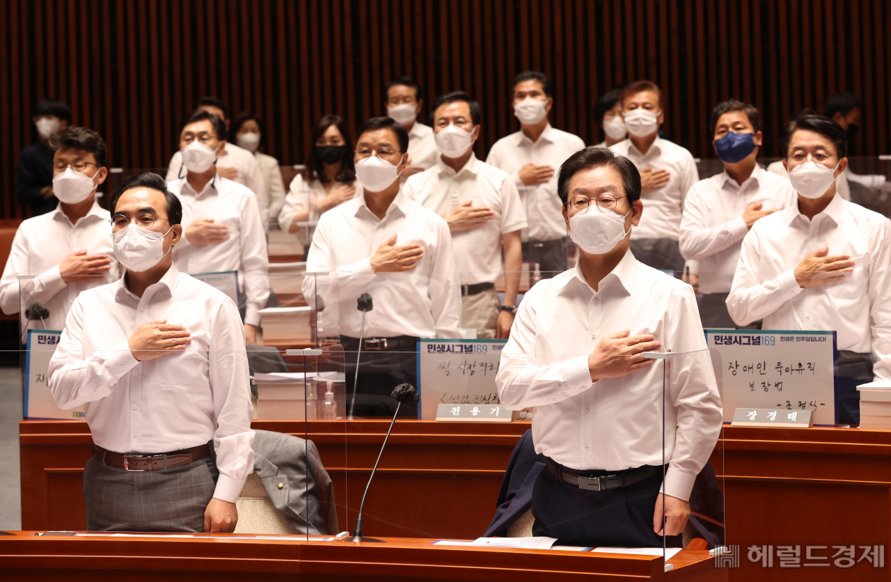 이재명 더불어민주당 대표와 박홍근 원내대표 등이 31일 오후 서울 여의도 국회에서 열린 ‘2022년 정기국회 대비 국회의원 워크숍’에서 국민의례를 하고 있다. 이상섭 기자