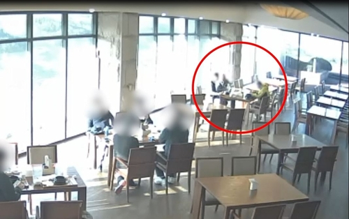 커피에 향정신성의약품으로 추정되는 액체를 타는 모습. [전북경찰청]