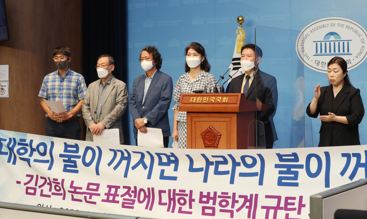 우희종 사회대개혁지식네트워크 상임대표(서울대 교수)가 지난 5일 국회 소통관에서 김건희 여사 논문 표절에 대한 범학계 규탄 성명을 발표하고 국민검증 돌입 등 항후계획을 밝히고 있다. 이날 회견은 한국사립대학교수회연합회와 전국국공립대학교수회연합회, 사회대개혁지식네트워크 등 학계 13개 단체가 참여했다. [연합]