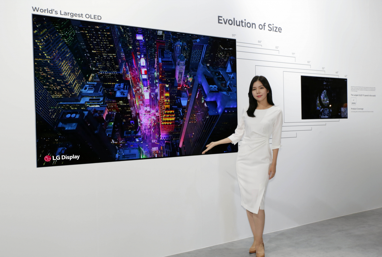 LG디스플레이가 1일 독일 베를린에서 열린 IFA 2022 전시회에서 ‘EX 테크놀로지’ 기술이 적용된 97인치 OLED TV 패널을 전시했다. [LG디스플레이 제공]