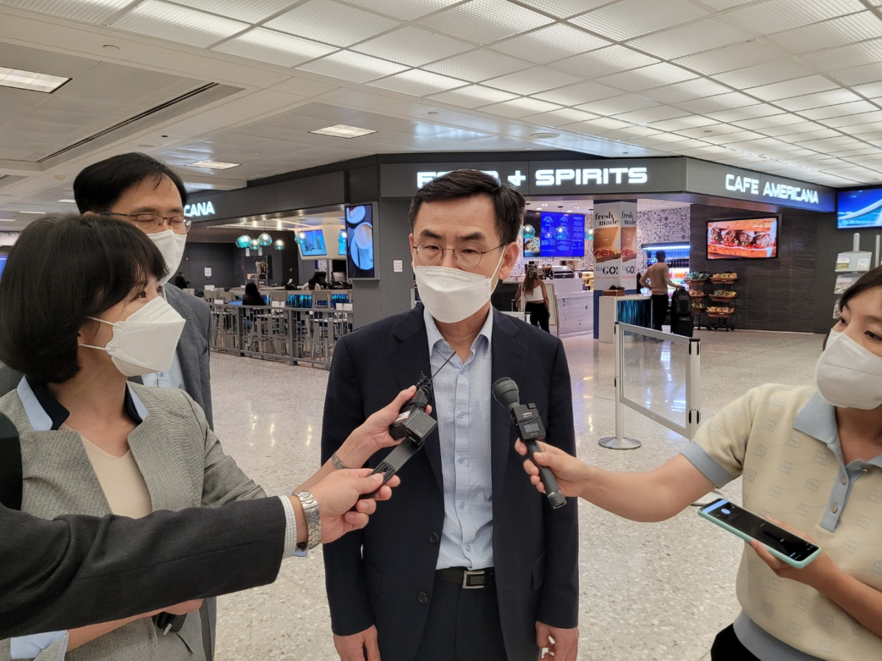 미국 측과 전기차 보조금 문제를 협의하고자 방미한 안성일 산업통상자원부 신통상질서전략실장이 29일(현지시간) 워싱턴DC 덜레스 국제공항에서 기자들의 질문에 답하고 있다. [연합]