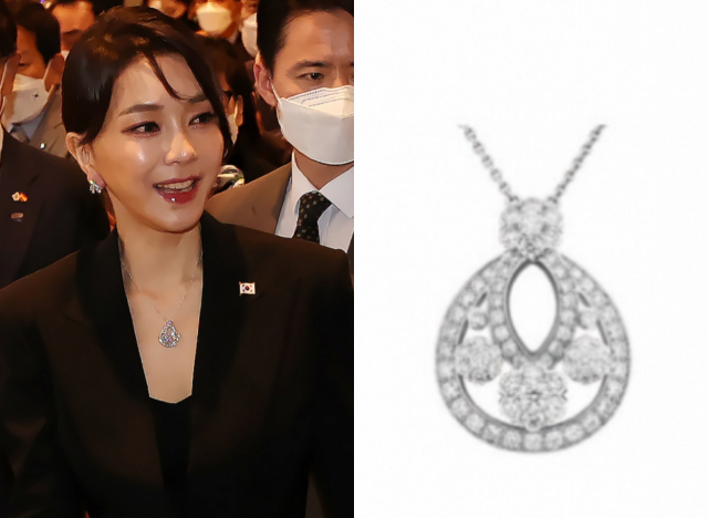 지난 6월29일(현지시간) 스페인 마드리드에서 열린 동포 초청 만찬간담회에 참석한 김건희(왼쪽) 여사. 당시 착용한 목걸이는 프랑스 명품 주얼리 브랜드 '반 클리프 앤 아펠' 제품으로 추정된다. 가격은 6200만원 상당. [연합·반 클리프 앤 아펠]