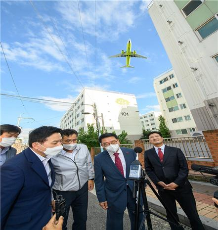 김포공항 소음피해지역인 신월동 한 아파트에서 원희룡 장관과 이기재 양천구청장이 소음을 측정하고 있다.