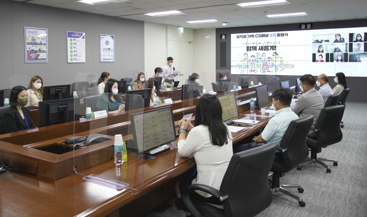 삼성전자서비스 ‘임직원 가족 CS 패널’ 3기 구성원들이 출범식에 참석했다. [삼성전자서비스 제공]