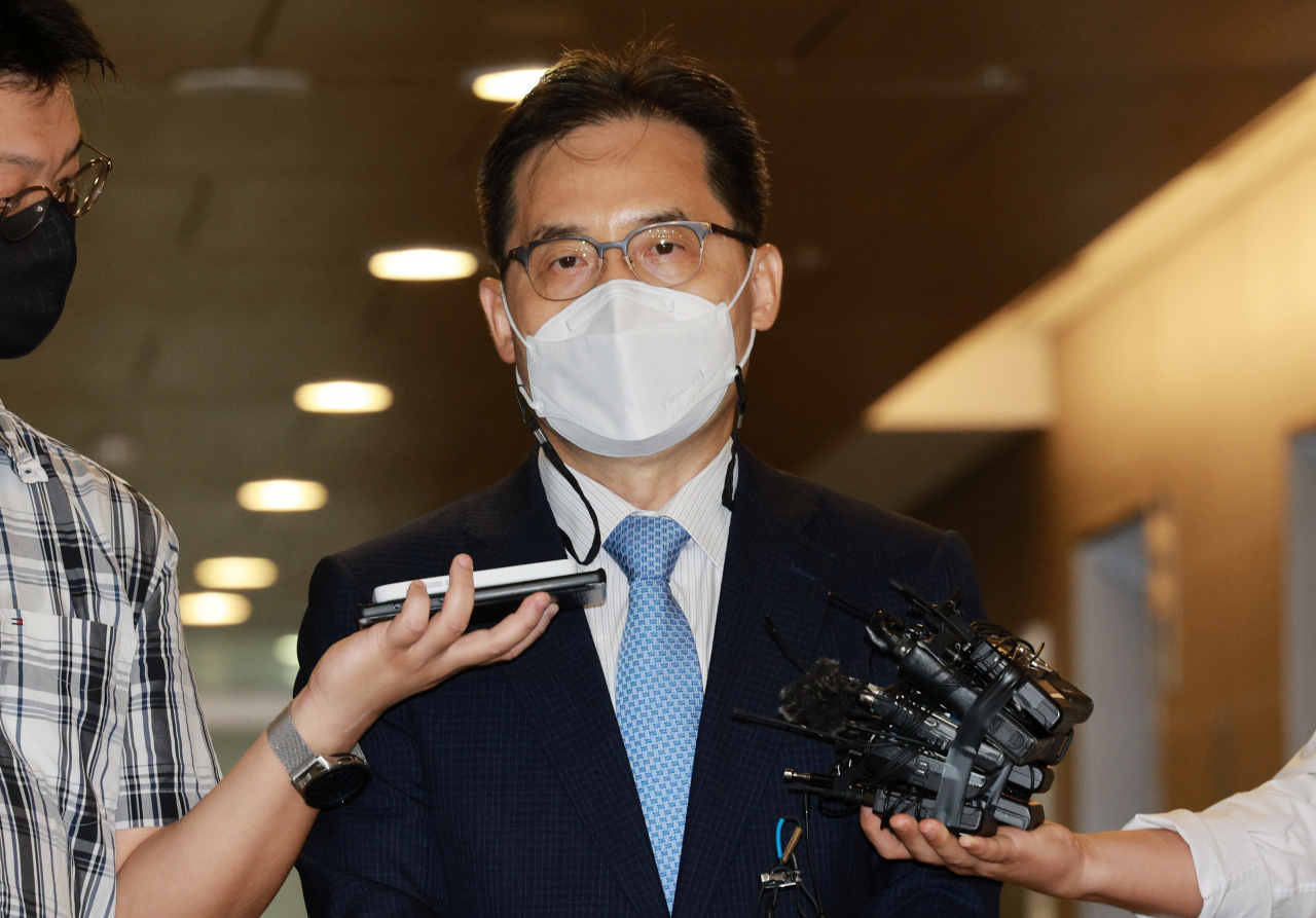 한기정 공정거래위원장 후보자가 지난달 19일 오전 서울 중구 공정거래조정원으로 출근하고 있다. 그는 “납품단가연동제 도입 필요성에 공감하나, 연동계약 자율운영 및 충분한 논의 등을 거친 후 법제화 방안을 검토할 필요가 있다”고 말했다. [연합]