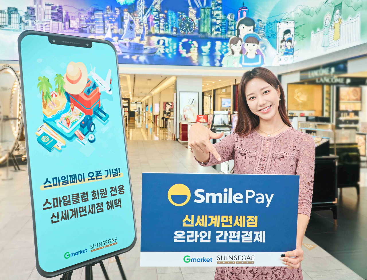 중구 명동 신세계면세점에서 모델이 지마켓 ‘스마일페이’ 도입을 알리고 있다.[지마켓 제공]