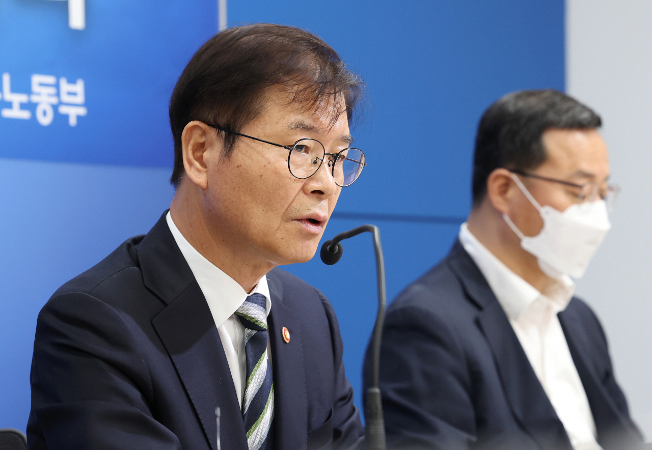 이정식 고용노동부 장관(왼쪽)이 31일 오전 세종시 정부세종청사에서 열린 출입기자단 정책간담회에서 발언하고 있다. [연합]