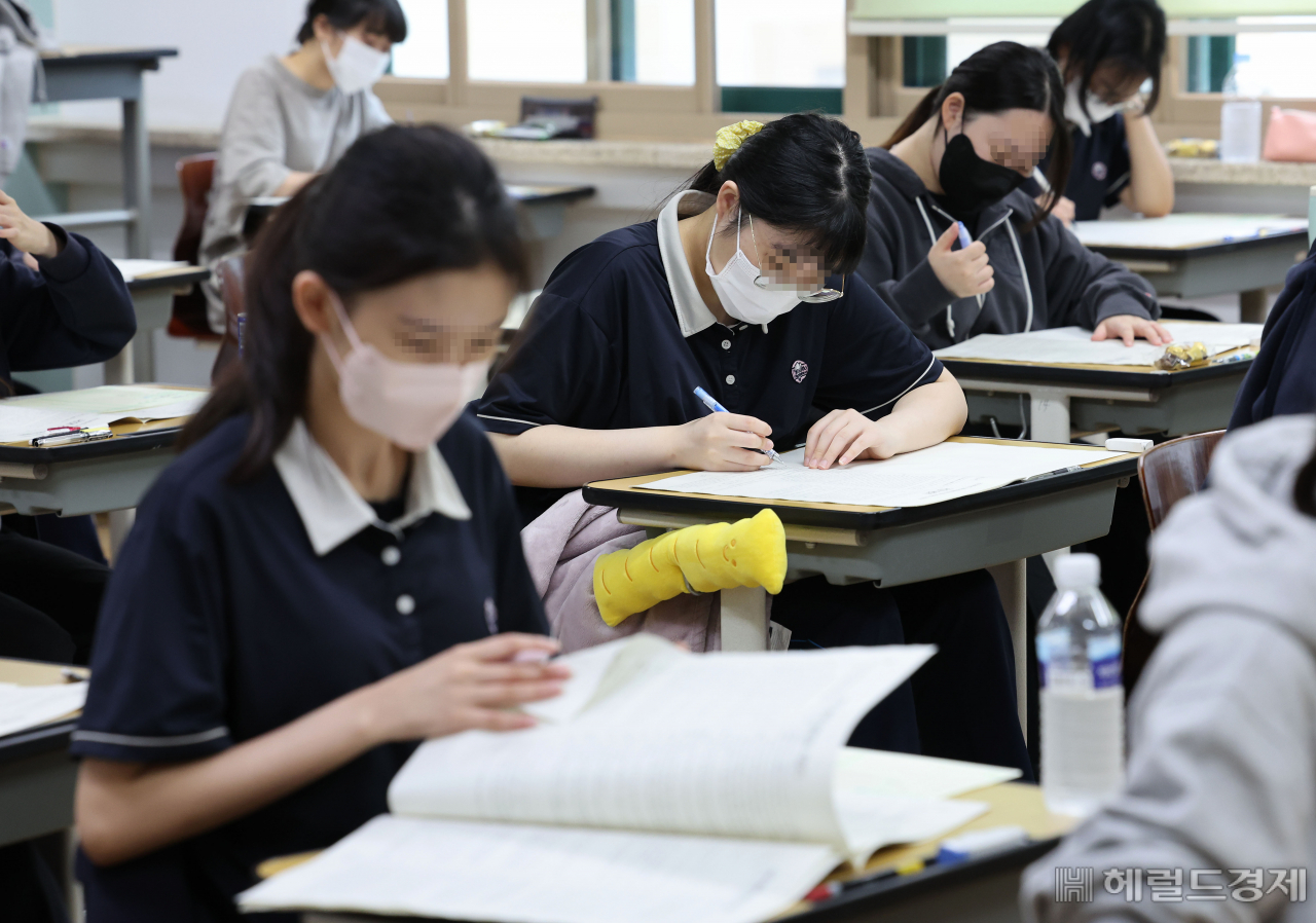 지난 달 31일 서울 영등포구 여의도여고에서 2023학년 대학수학능력시험 9월 모의평가가 진행중인 가운데 학생들이 시험을 보고 있다. [사진공동취재단]