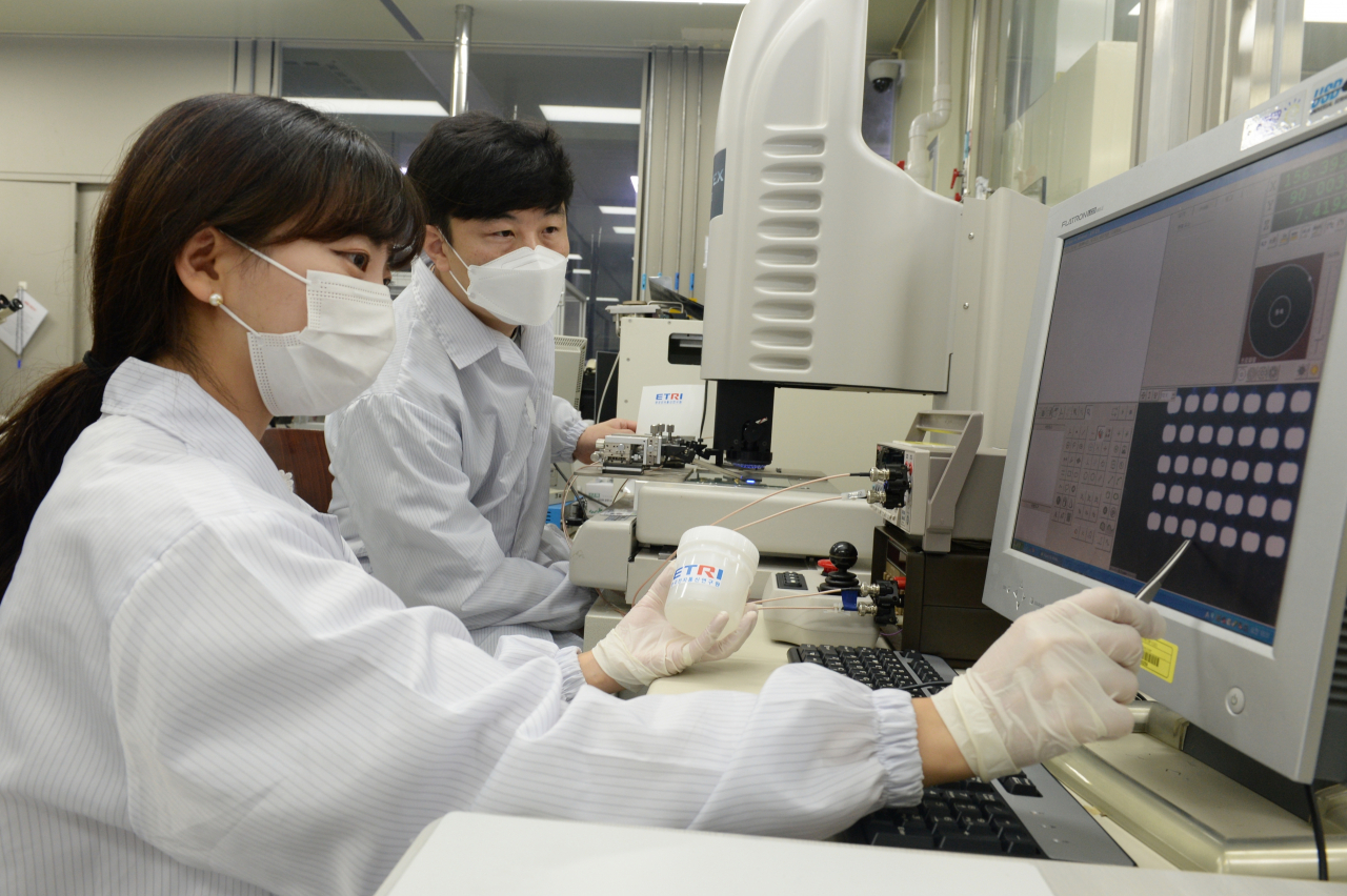 ETRI 연구진이 마이크로 LED 동시 전사·접합 기술을 시연하는 모습.[ETRI 제공]