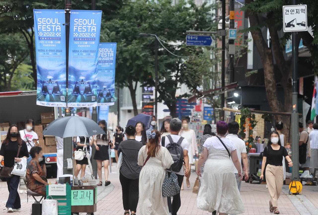 서울 명동거리에서 외국인 관광객들이 쇼핑을 즐기고 있다. 사진은 기사 내용과 무관 [연합]