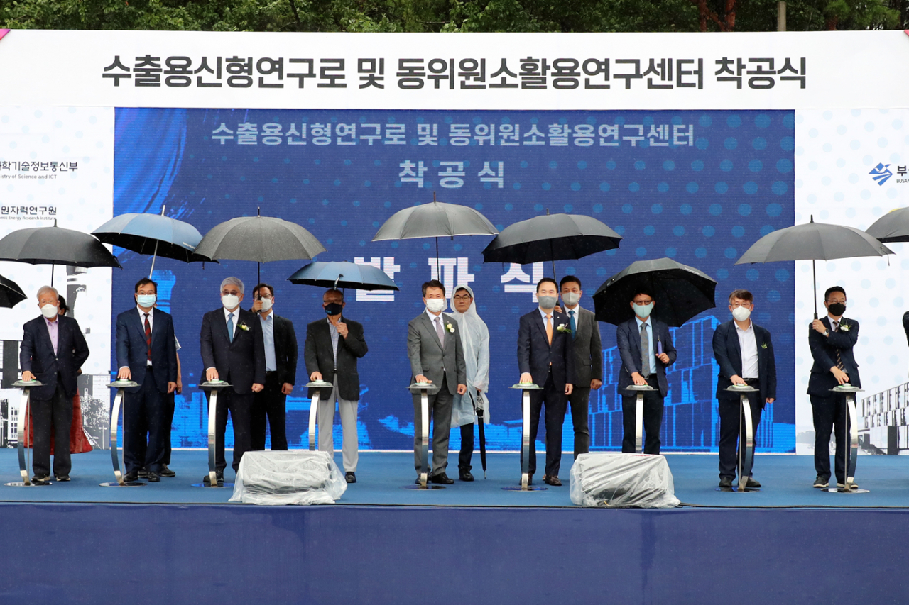 대우건설 백정완 사장(앞줄 가운데)이 한국원자력연구원 관계자 등과 함께 부산 기장군에 들어서는 수출용신형연구로 및 동위원소활용연구센터 착공식에서 기념촬영을 하고 있다. [대우건설 제공]