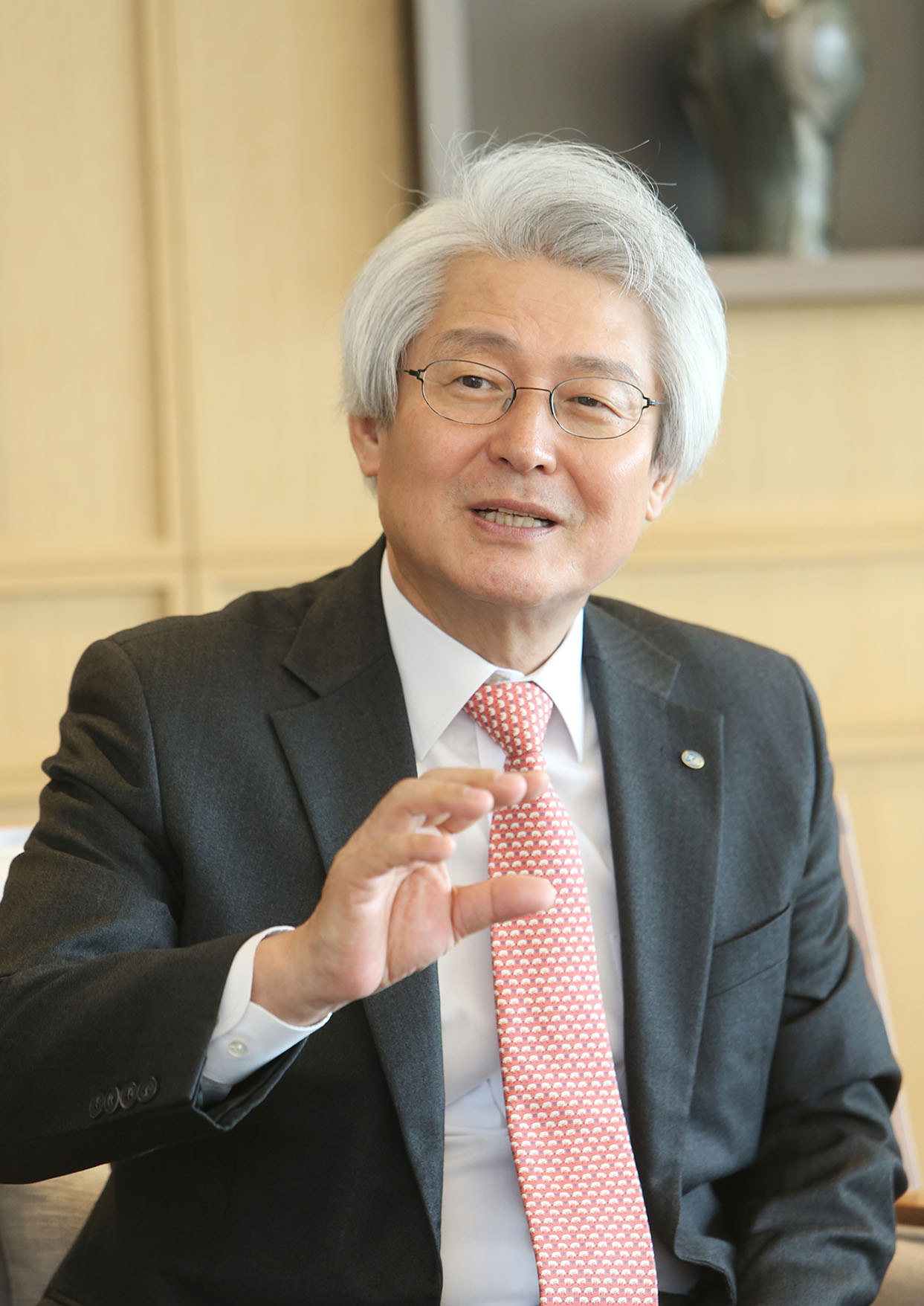 김태오 DGB금융그룹 회장은 1일 그룹 차원에서 은행과 비은행 운영 방안에 대해 "향후 대구은행은 수익성과 효율성 기반의 질적 성장을 주도해 안정적인 실적을 견인하고 비은행 계열사는 종합금융서비스를 제공함으로써 차별화된 성장에 주력할 것"이라고 말했다. [DGB금융그룹 제공]