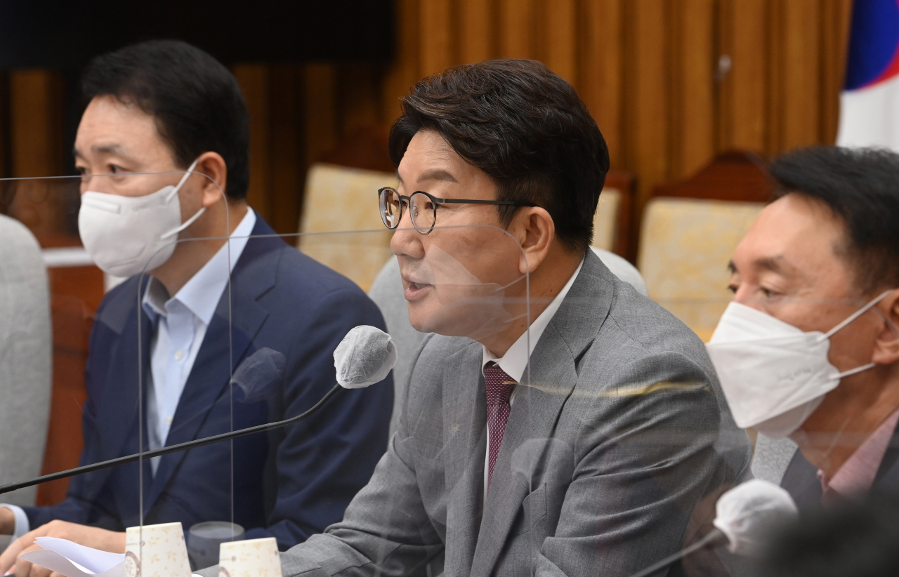 국민의힘 권성동 원내대표가 1일 국회에서 열린 원내대책회의에서 발언하고 있다. [연합]