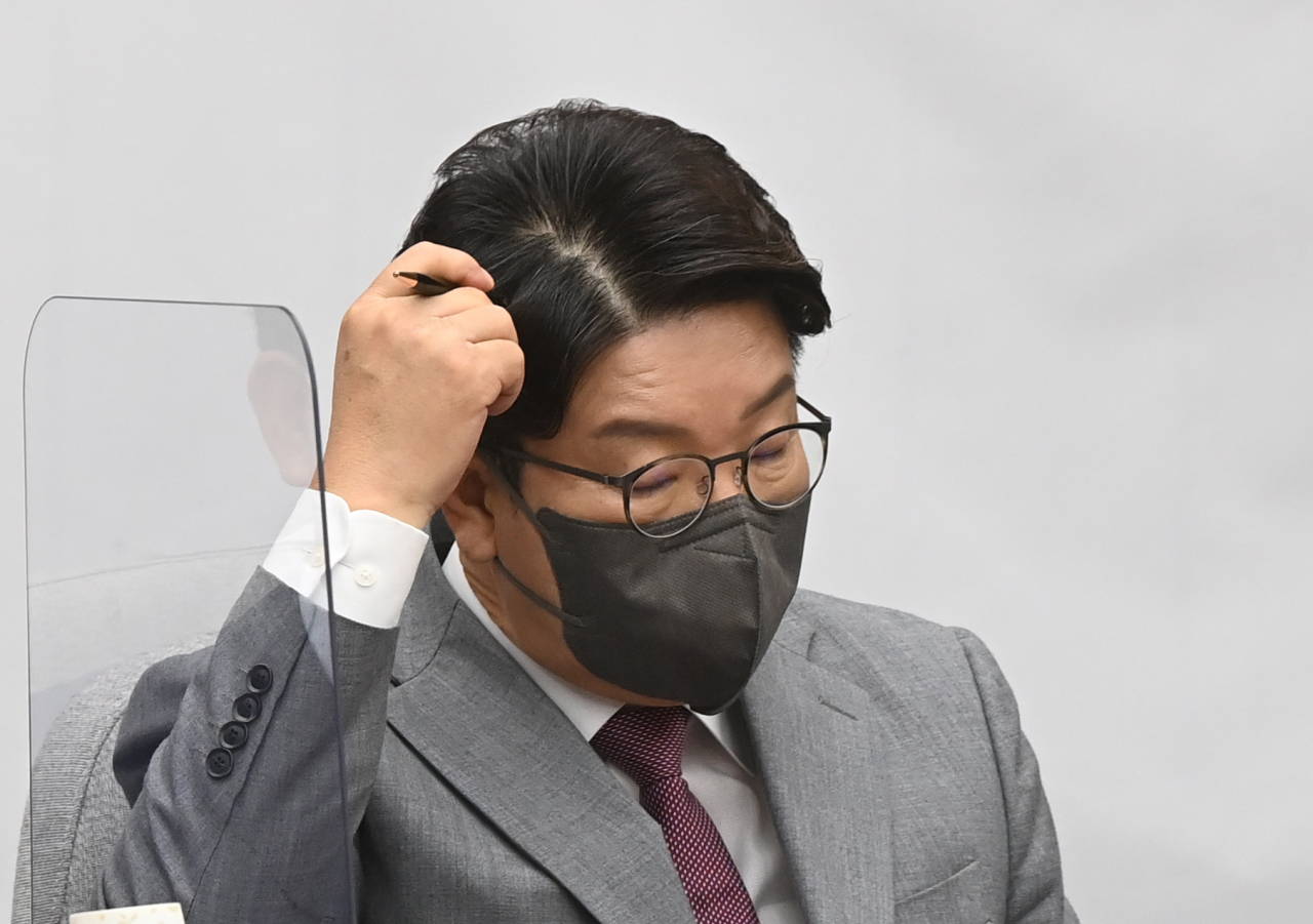 국민의힘 권성동 원내대표가 1일 국회에서 열린 원내대책회의에서 생각에 잠겨 있다. [연합]