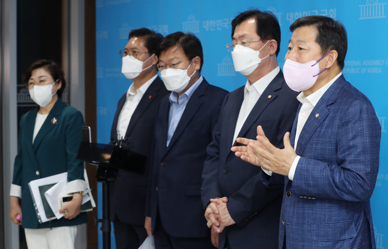 이철규 국민의힘 의원 등 재선의원들이 30일 오후 국회 소통관에서 당내 상황을 조기에 수습하기 위해 조속히 새 비대위 체제로 전환해야 한다는 성명을 발표한 뒤 취재진의 질문에 답하고 있다. 오른쪽부터 이철규, 이만희, 정점식, 송석준, 김정재 의원. [연합]
