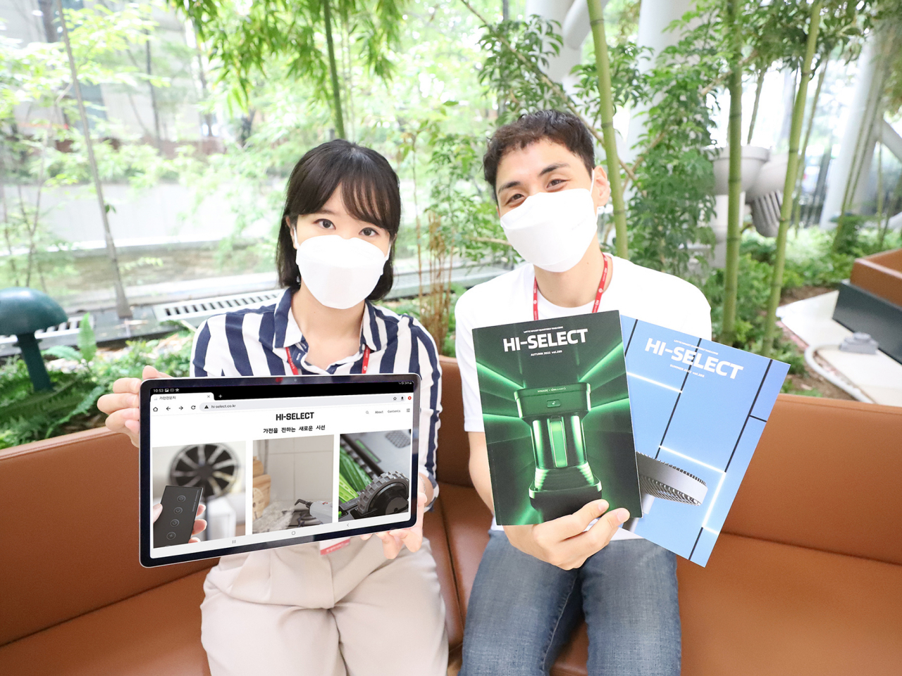 롯데하이마트가 9월 2일 가전제품 전문 리뷰 웹사이트 ‘하이셀렉트(HI-SELECT)’를 오픈한다. 롯데하이마트 직원들이 웹사이트 ‘하이셀렉트’(사진 좌측)와 지난 6월 발행한 가전 전문지 ‘하이셀렉트’(사진 우측)를 소개하고 있다.