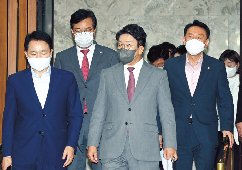 권성동 국민의힘 원내대표가 1일 국회에서 열린 원내대책회의에 참석하고 있다. 이상섭 기자