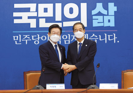 이재명 더불어민주당 대표가 한덕수 국무총리를 접견하며 악수하고 있다. 이상섭 기자