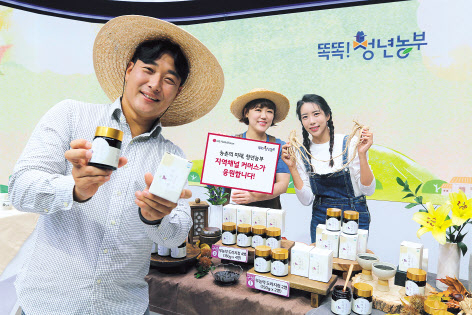 청년농부 이정남 씨(왼쪽부터), 석혜림 쇼호스트, 최슬기 쇼호스트 등 출연진들이 LG헬로비전 지역채널 커머스 ‘똑똑 청년농부 기획전’을 홍보하고 있다. [LG헬로비전 제공]