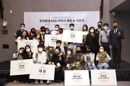 SK브로드밴드와 시청자미디어재단, 전국미디어센터협의회가 공동으로 주최한 제4회 미디어창작콘테스트 ‘우리동네 ESG 이야기’시상식에서 수상자들이 기념사진을 찍고 있다.