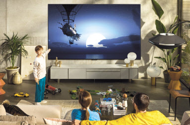 LG디스플레이의 97인치 OLED 패널을 사용한 세계 최대 올레드 TV인 ‘97형 올레드 에보 갤러리 에디션’. [LG전자 제공]