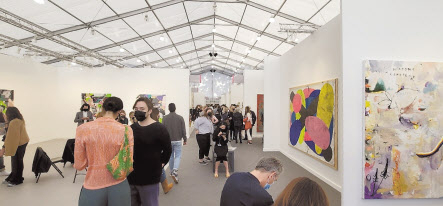 세계 3대 아트페어인 프리즈가 서울에 상륙 한다. 2일부터 서울 삼성동 코엑스에서 국내 대표 아트페어인 키아프와 동시 개막한다. 사 진은 2022 프리즈 LA 모습.