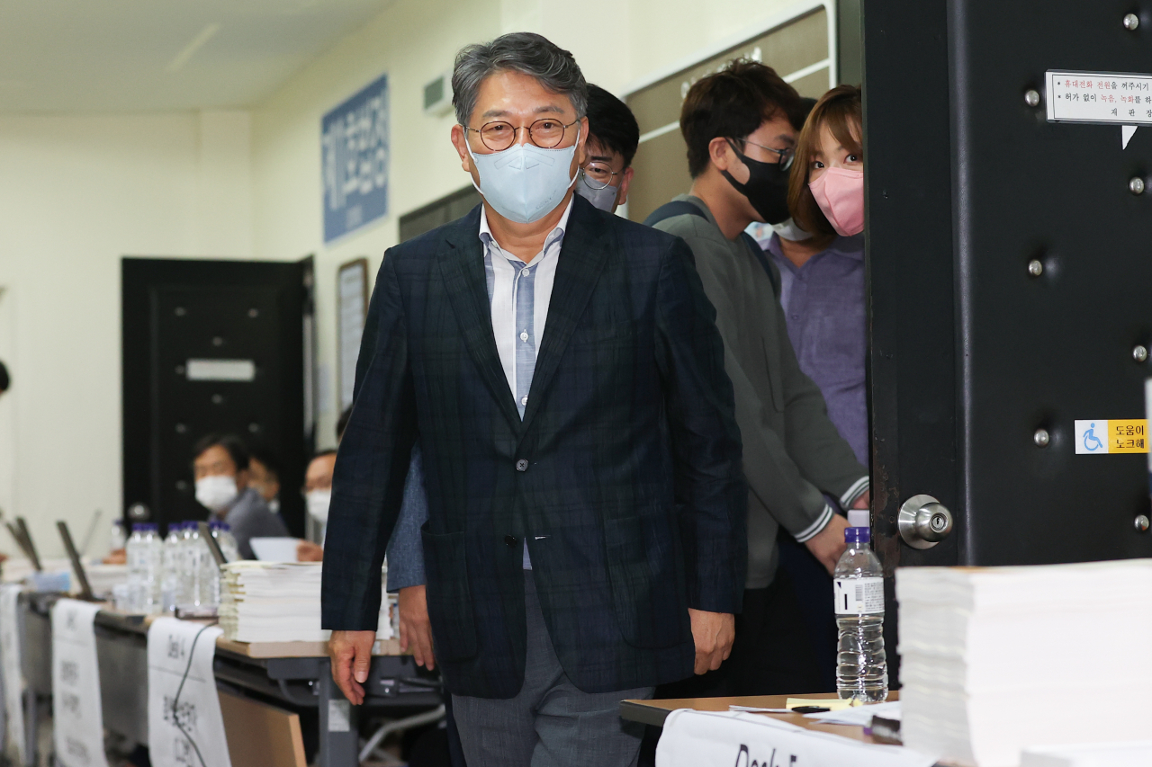 KG그룹 곽재선 회장이 26일 서울 서초구 서울회생법원에서 열린 쌍용자동차 관계인집회가 끝난 후 법정을 나서고 있다. [연합]
