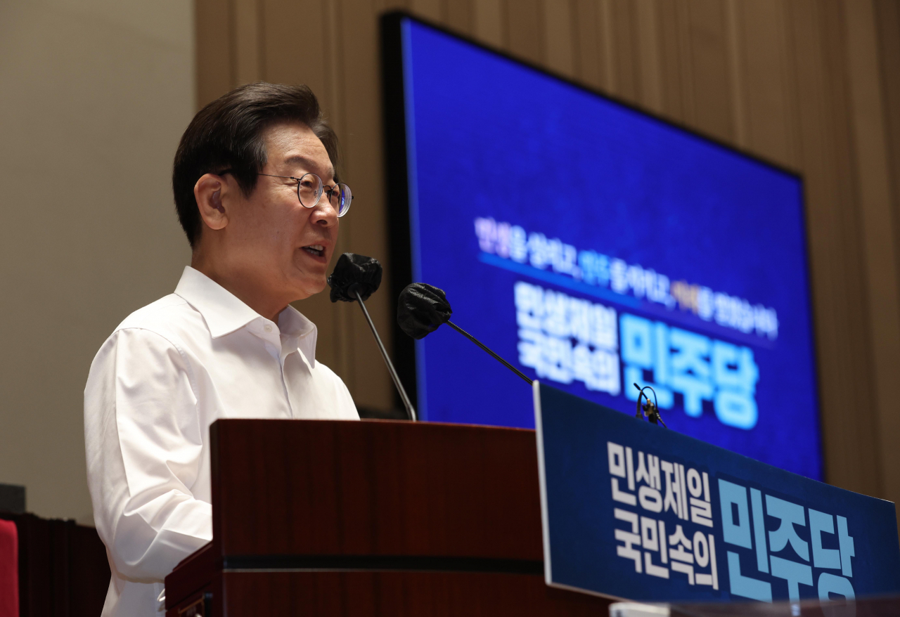더불어민주당 이재명 대표가 지난달 31일 오후 국회에서 열린 더불어민주당 2022년 정기국회 대비 국회의원 워크숍에서 인사말을 하고 있다. [연합]