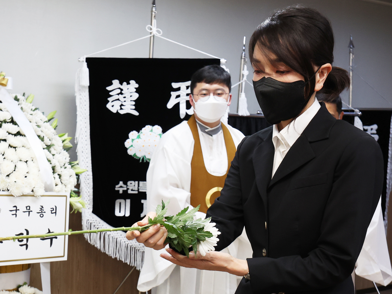 김건희 여사가 25일 오후 경기도 수원시 권선구 수원중앙병원 장례식장에 마련된 암·희귀병 투병과 생활고에도 불구하고 복지서비스의 도움을 받지 못하고 세상을 떠난 '수원 세 모녀' 빈소를 찾아 조문하고 있다. [연합]