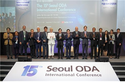 외교부와 한국국제협력단이 1일 서울 장충동 신라호텔에서 주최한 ‘제15회 서울 ODA 국제회의’에서 기념촬영을 하고 있다. [코이카 제공]