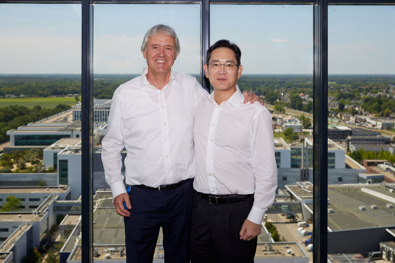 이재용(오른쪽) 삼성전자 부회장과 피터 베닝크 ASML CEO. [삼성전자 제공]