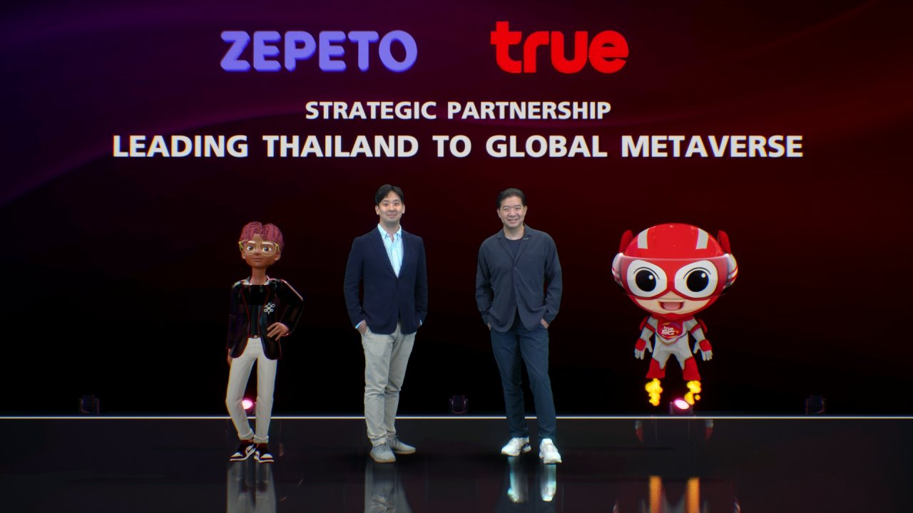 Kang Hee-suk (left), head of business at Naver Z, and Birathon Kasemsri, chief strategic content and public affairs officer at True, pose for a photo during the two companies’ partnership signing event at True’s office in Bangkok on Wednesday. (Naver)