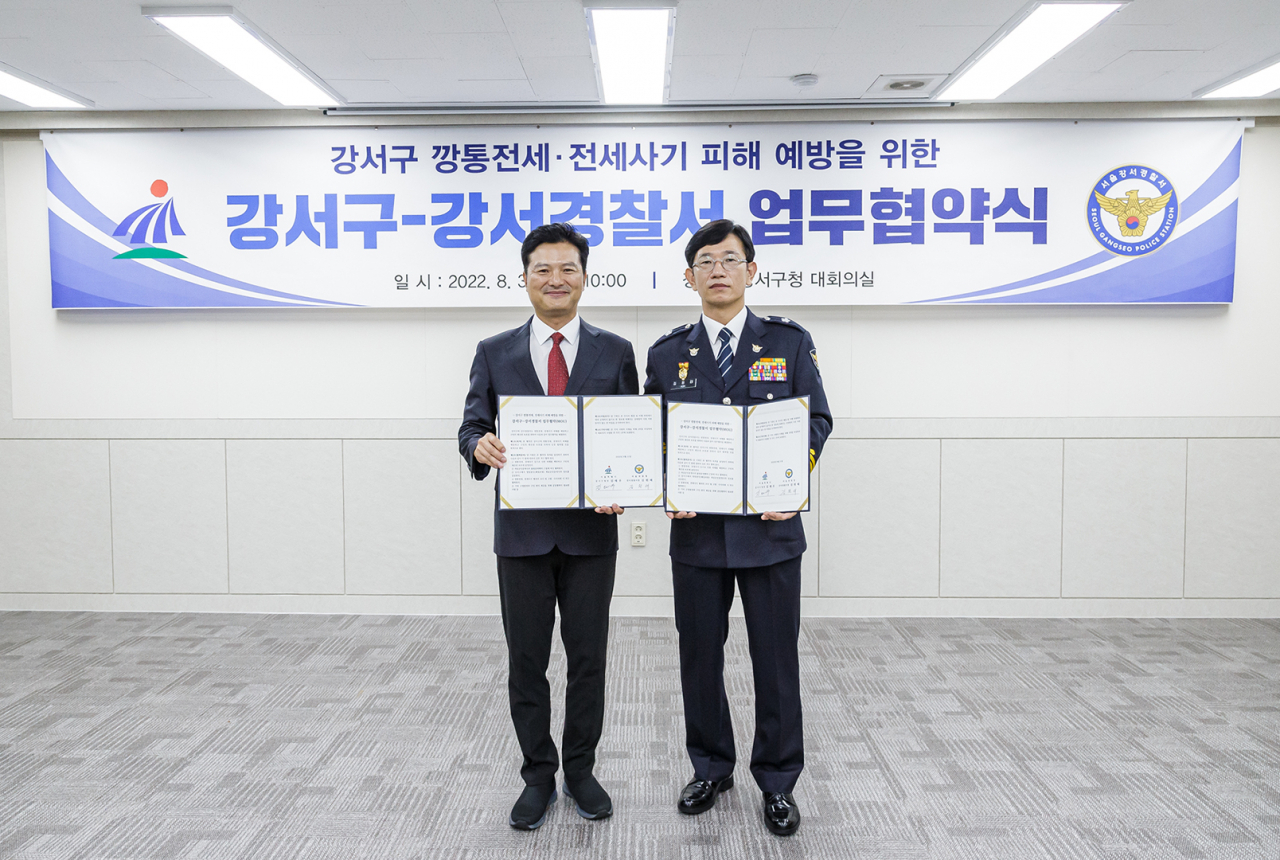 31일 김태우 강서구청장과 김원태 강서경찰서장이 깡통전세 피해 예방을 위한 업무협약을 진행하고 있다 [강서구 제공]
