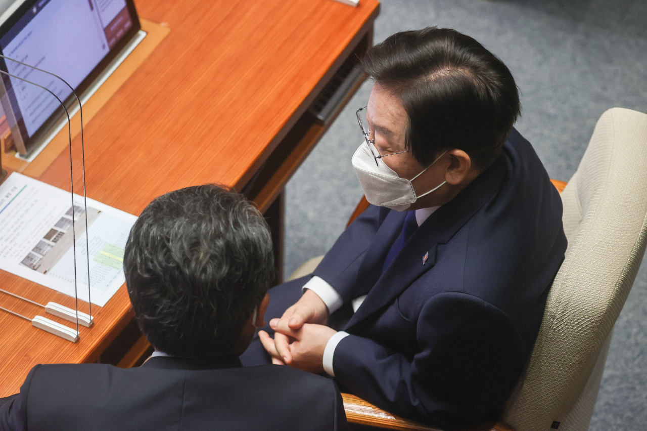 더불어민주당 이재명 대표(오른쪽)와 정청래 최고위원이 1일 국회에서 열린 본회의에서 대화를 나누고 있다. [연합]