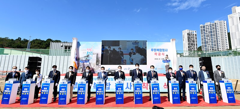 1일 열린 인천시 서구 루원복합청사 착공식에서 내빈들이 착공 세리머니를 하고 있다.