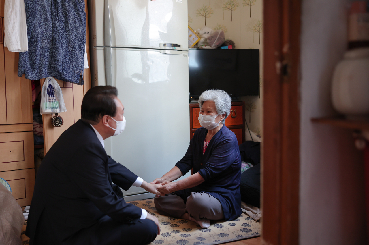 윤석열 대통령이 1일 오전 서울 종로구 창신2동 주민센터에서 위기가구 발굴 체계 강화를 위한 현장 간담회를 마친 뒤 인근 기초 생활 수급 독거노인 가구를 방문, 대화하고 있다. [연합]