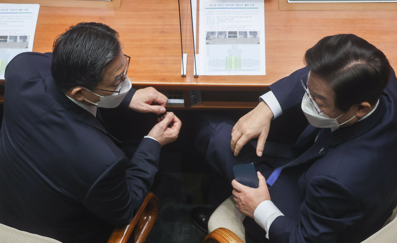 이재명 더불어민주당 대표(오른쪽), 정성호 의원이 1일 서울 여의도 국회에서 열린 본회의에서 대화를 나누고 있다. 이상섭 기자