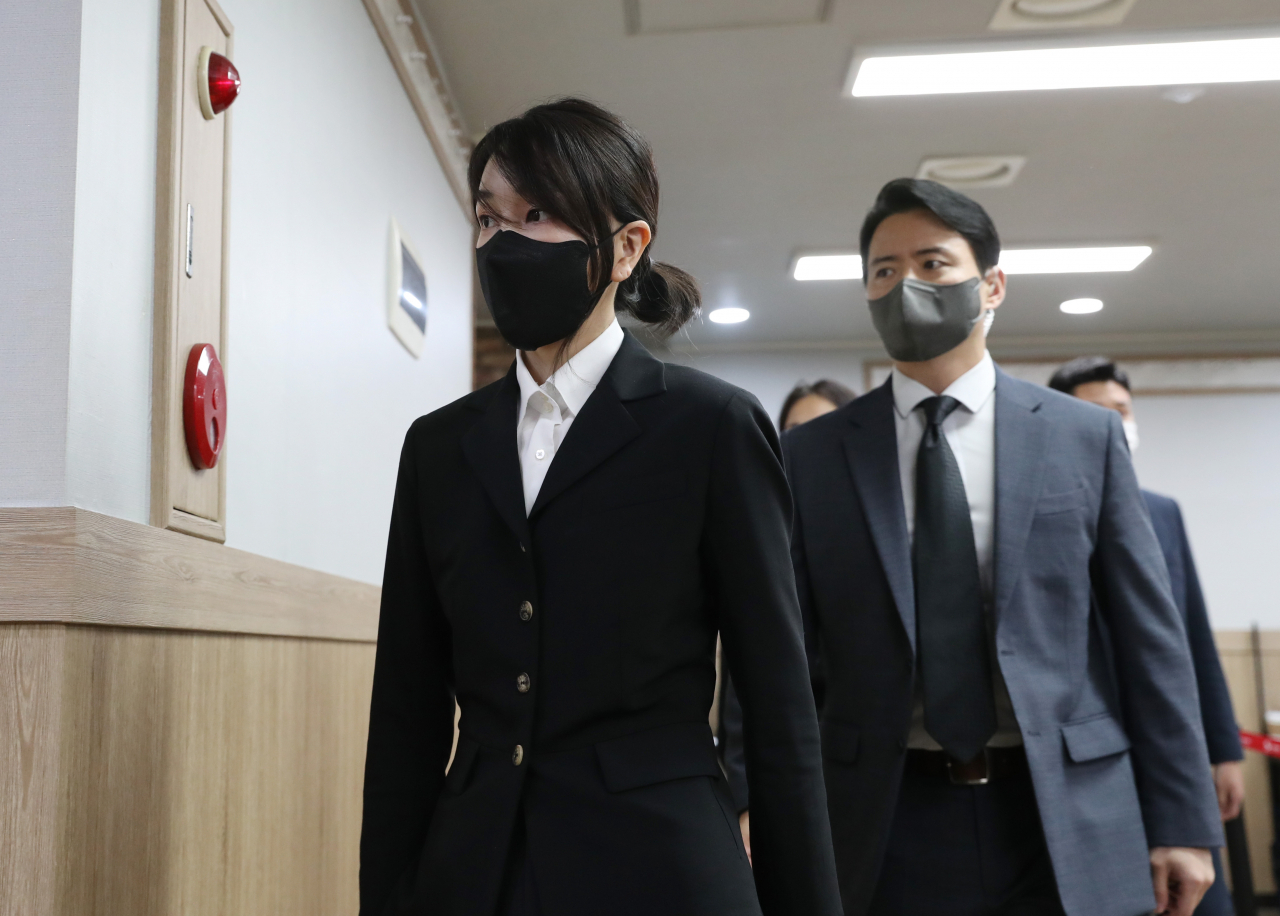 김건희 여사가 지난 달 25일 오후 경기도 수원시 권선구 수원중앙병원 장례식장에 마련된 '수원 세 모녀' 빈소를 찾아 조문하기 위해 들어서고 있다. [연합]