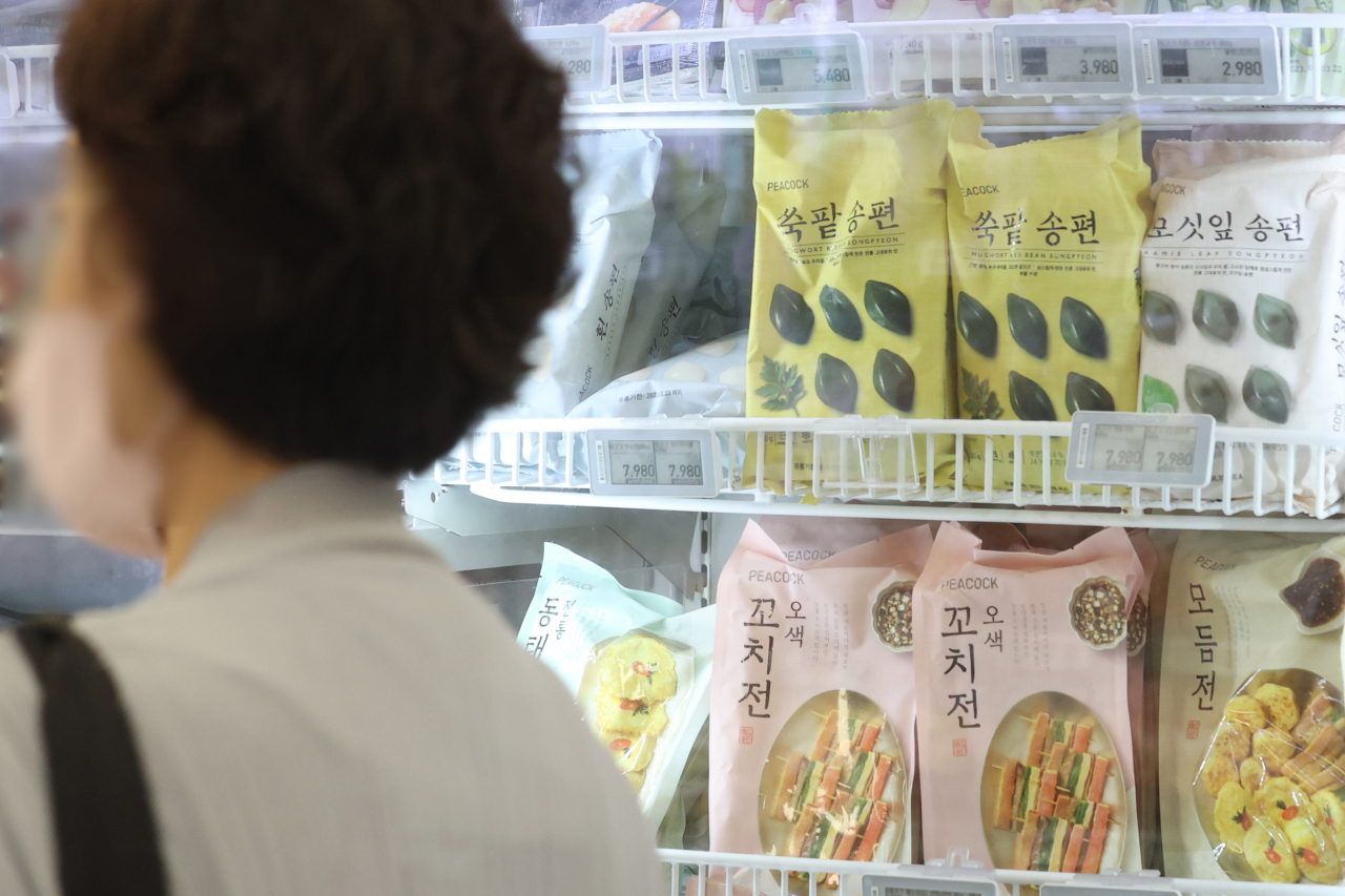 서울의 한 대형마트에 관련 명절용 간편식이 진열되어 있다. [연합]