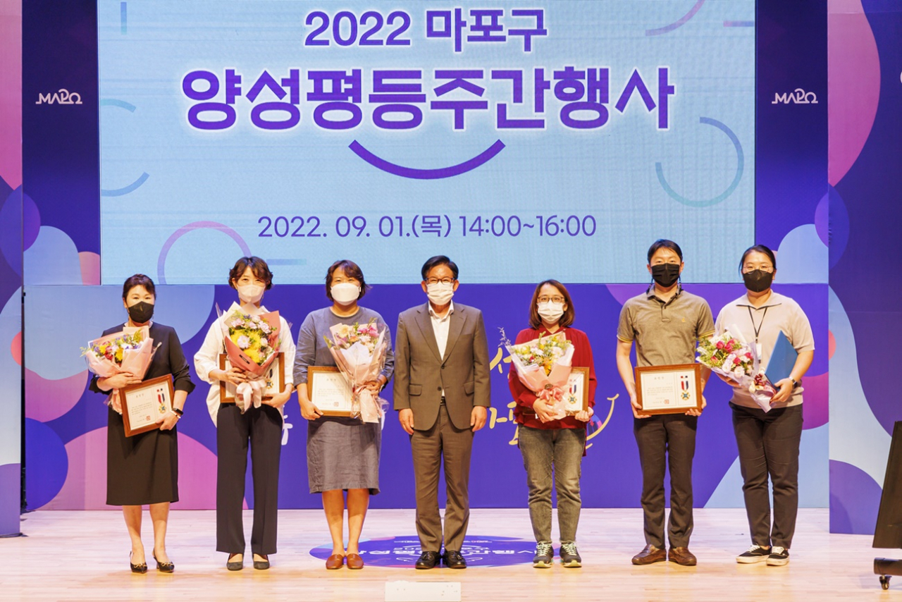 서울 마포구에서 1일 진행된 양성평등주간행사에 박강수 마포구청장(가운데)가 기념 사진을 촬영하고 있다. [마포구 제공]