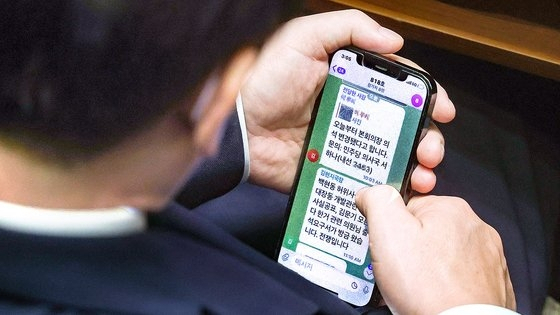 이재명 더불어민주당 대표가 1일 서울 여의도 국회에서 열린 본회의에서 김현지 보좌관(전 경기도청 비서관)에게 "백현동 허위사실공표, 대장동 개발관련 허위사실공표, 김문기(대장동 의혹 관련으로 수사를 받다가 성남도시개발공사 개발1처장) 모른다 한거 관련 의원님 출석요구서가 방금 왔습니다. 전쟁입니다"라는 문자를 받고 있다. [국회사진기자단]