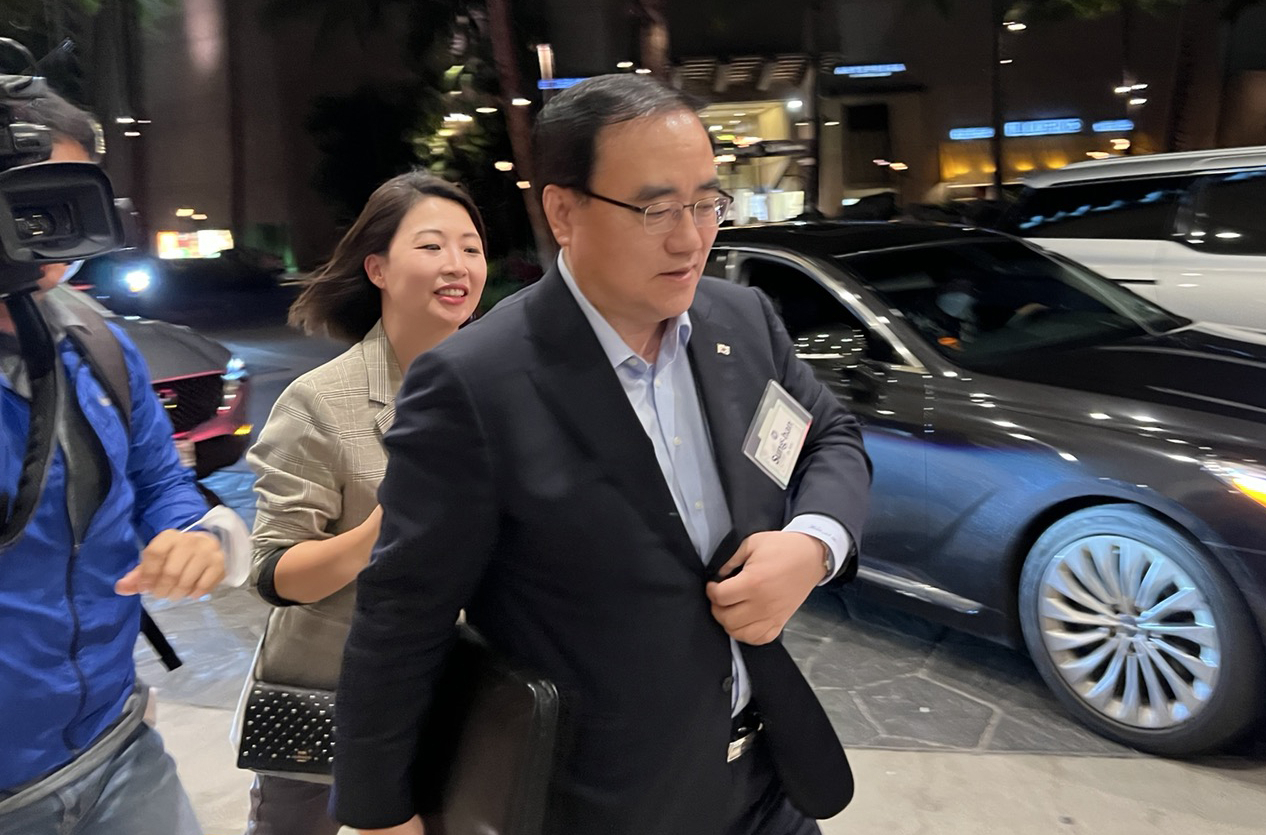 지난달 31일(현지시간) 하와이 호놀룰루에서 열린 한미일 안보실장 회의에 참석한 김성한 국가안보실장이 한미, 한일 양자 회의를 마치고 호텔로 들어오고 있다. [연합]