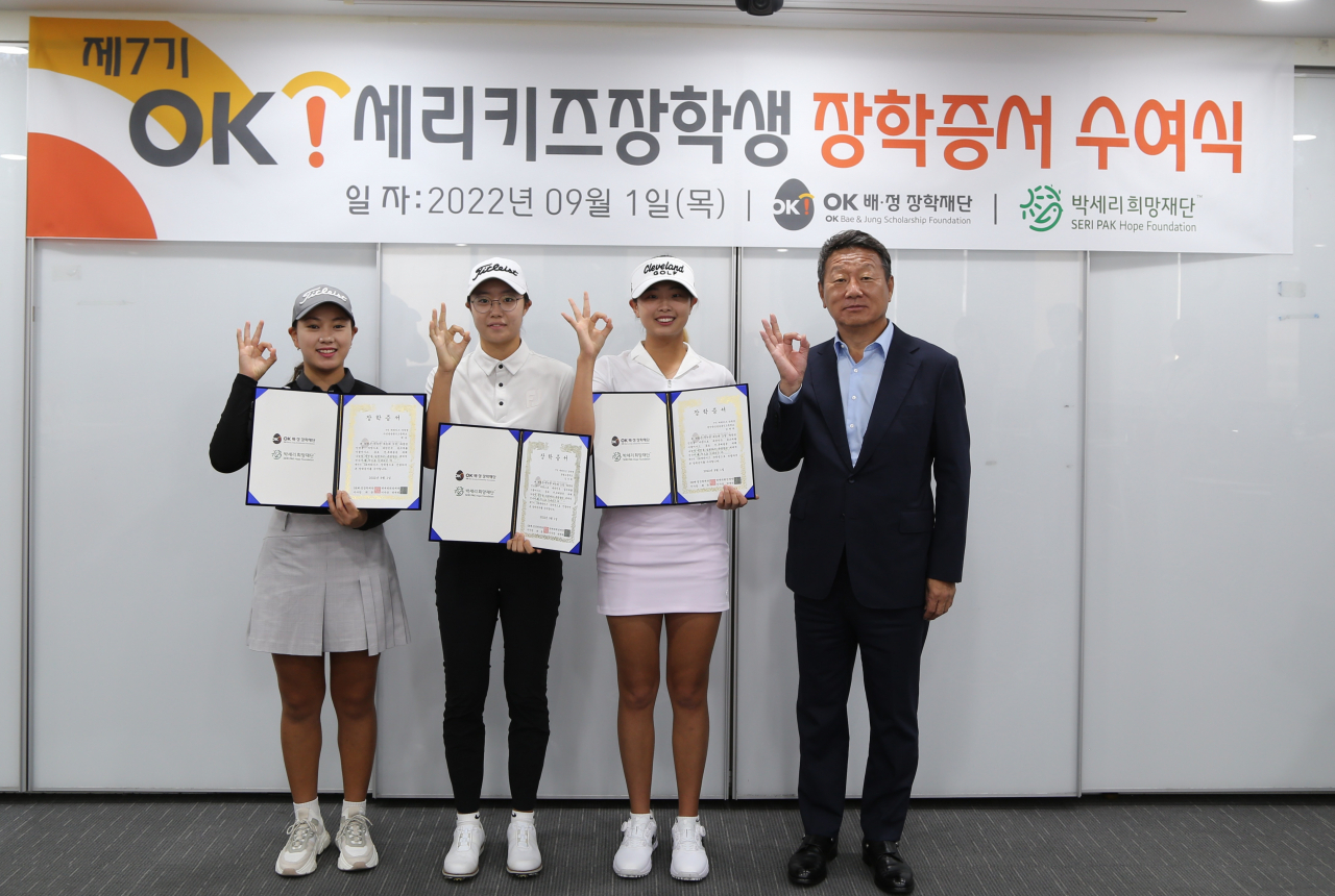 OK금융그룹은 1일 서울 남대문로 OK금융그룹 본사 회의실에서 제7기 OK세리키즈 골프 장학생 장학증서 수여식을 개최했다. 사진 왼쪽부터 백송, 김가희, 임채리 선수, 최윤 OK금융그룹 회장이 기념촬영을 하고 있다.[OK금융그룹 제공]
