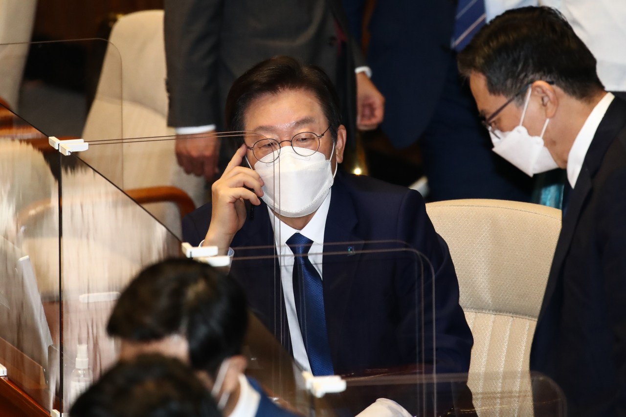 더불어민주당 이재명 대표가 1일 국회에서 열린 본회의에서 통화하고 있다. [연합]