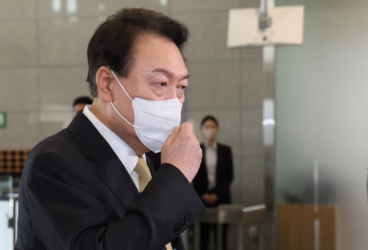 윤석열 대통령이 2일 오전 서울 용산 대통령실 청사로 출근하며 취재진의 질문에 답하고 있다. [연합]