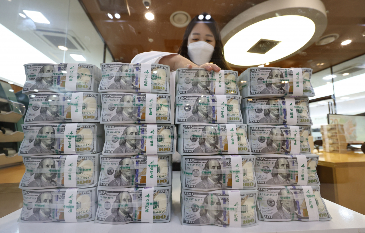원/달러 환율이 전날 기록한 장중 연고점(1,352.3원)을 하루 만에 경신한 1일 서울 중구 하나은행 위변조대응센터에서 한 직원이 달러를 정리하고 있다. 연합뉴스