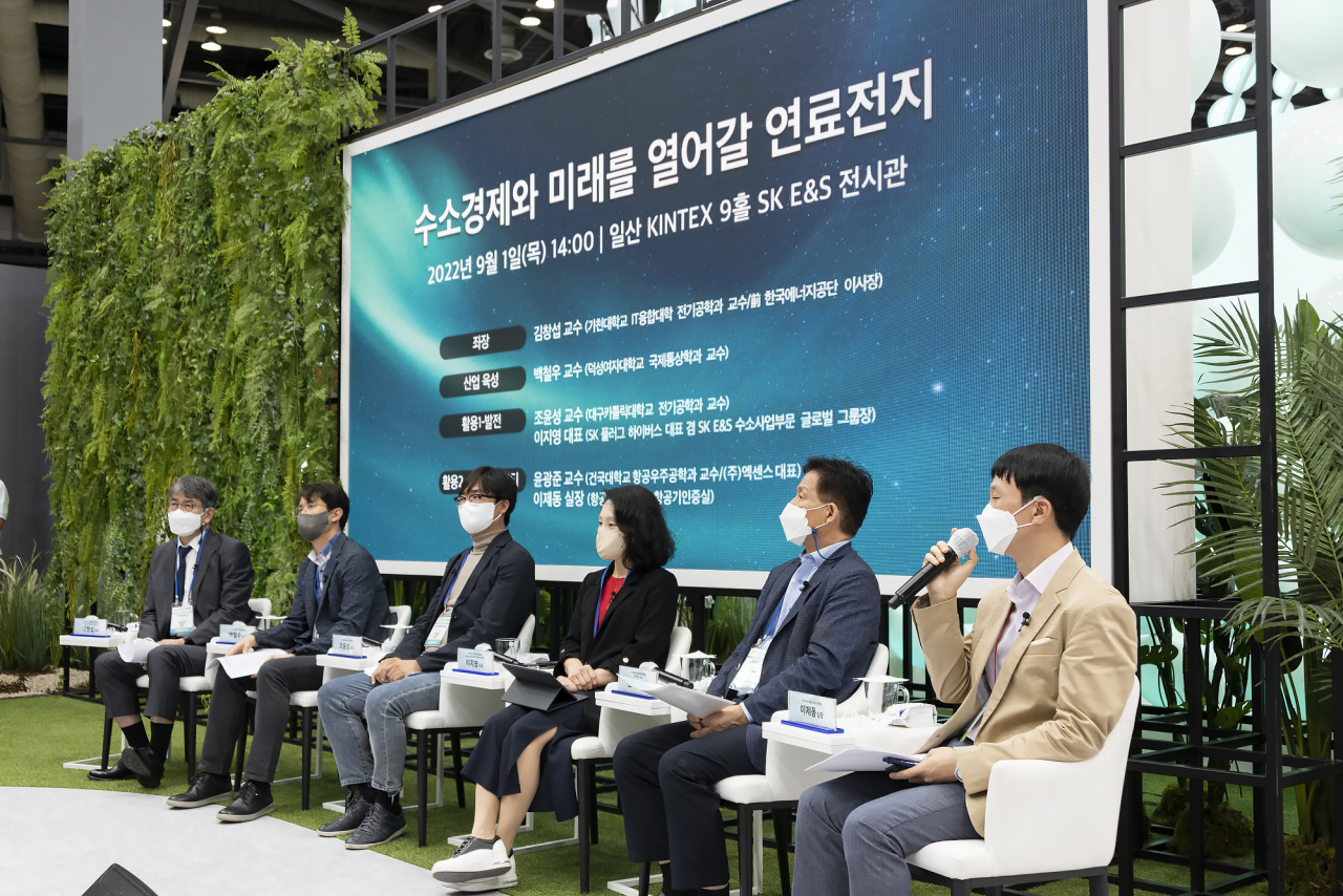 지난 1일 고양 킨텍스에서 열린 ‘H2 MEET’에서 수소경제육성에 대한 토크쇼가 개최됐다. 왼쪽부터 김창섭 가천대 교수, 백철우 덕성여대 교수, 조윤성 대구가톨릭대 교수, 이지영 SK 플러그 하이버스 대표, 윤광준 엑센스 수소드론 대표, 이제동 국토부 항공기술안전원 실장. [SK E&S 제공]