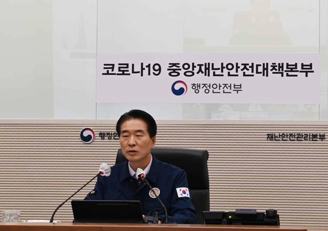 김성호 중대본 제2총괄조정관 및 행정안전부 재난안전관리본부장이 2일 정부세종2청사 중앙재난안전상황실에서 열린 코로나19 대응 중앙재난안전대책본부(중대본) 회의에 참석해 모두발언하고 있다. [연합]